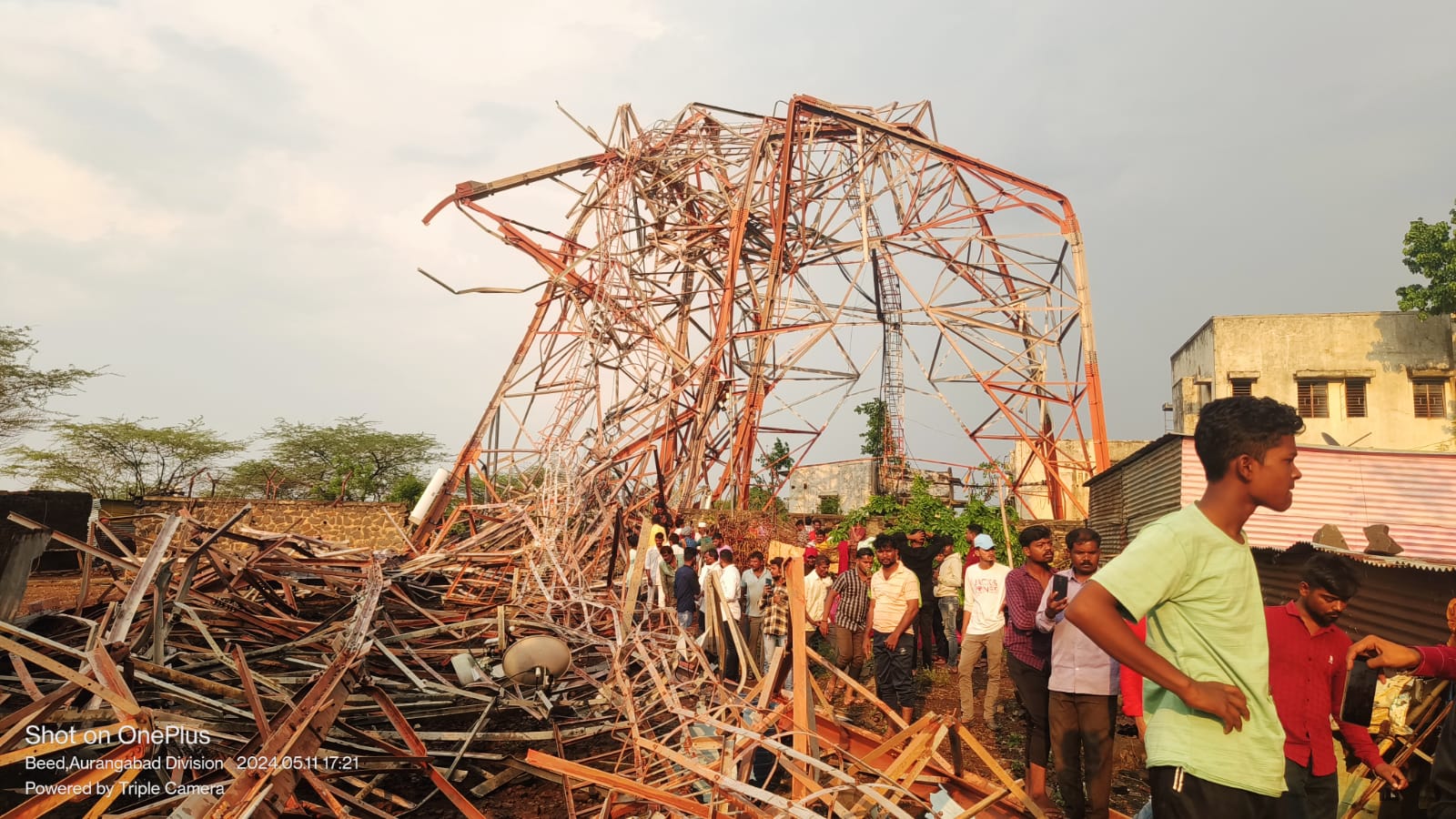 धारुरमध्ये बीएसएनएल टॉवर कोसळले; एक ठार तीन बालिकांसह दोघे जखमी