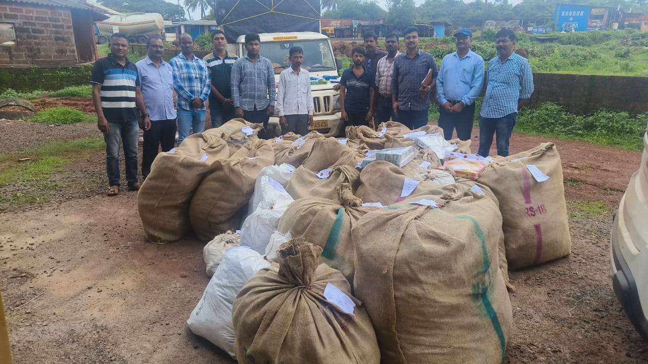 रत्नागिरीत आठ लाखांचा गुटखा जप्त; वाहन जप्त, तिघे ताब्यात